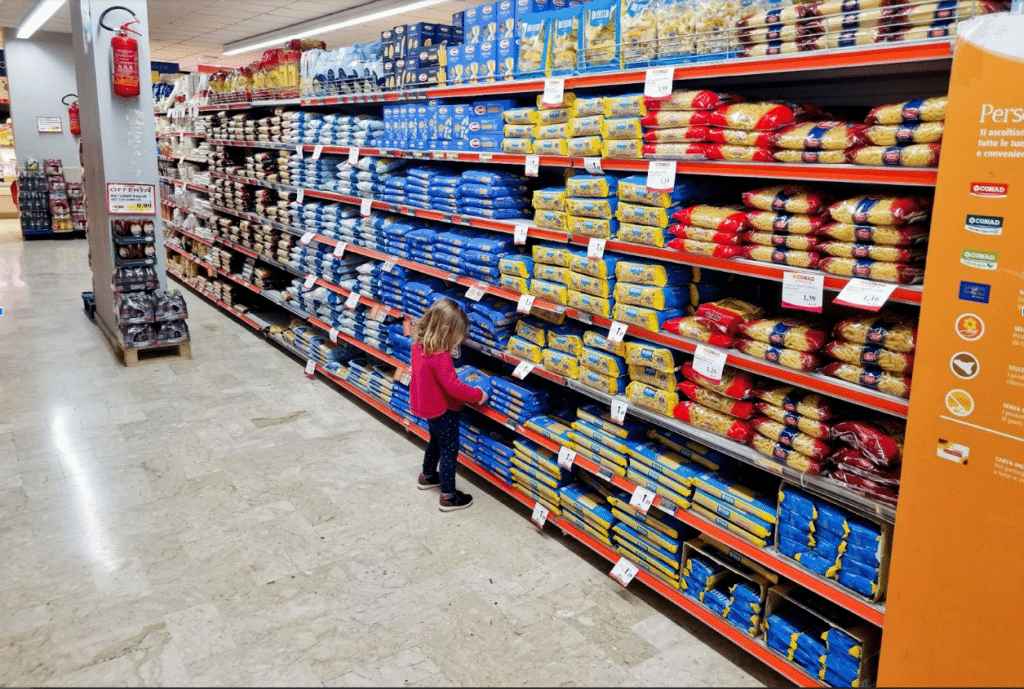 Certains rayons dans la grande distribution, comme les rayons de pâtes, démontrent par leur assortiment un large choix pour répondre au même besoin, par exemple "manger des pâtes".